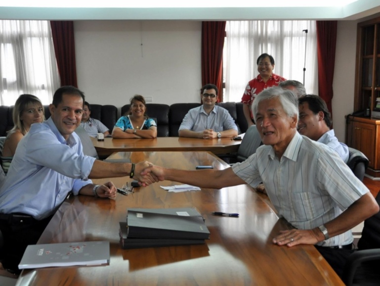 Albert Moux, patron de Pacific Mobil Telecom Vodafone et Yannick Teriierooiterai, Directeur Général de Tikiphone.