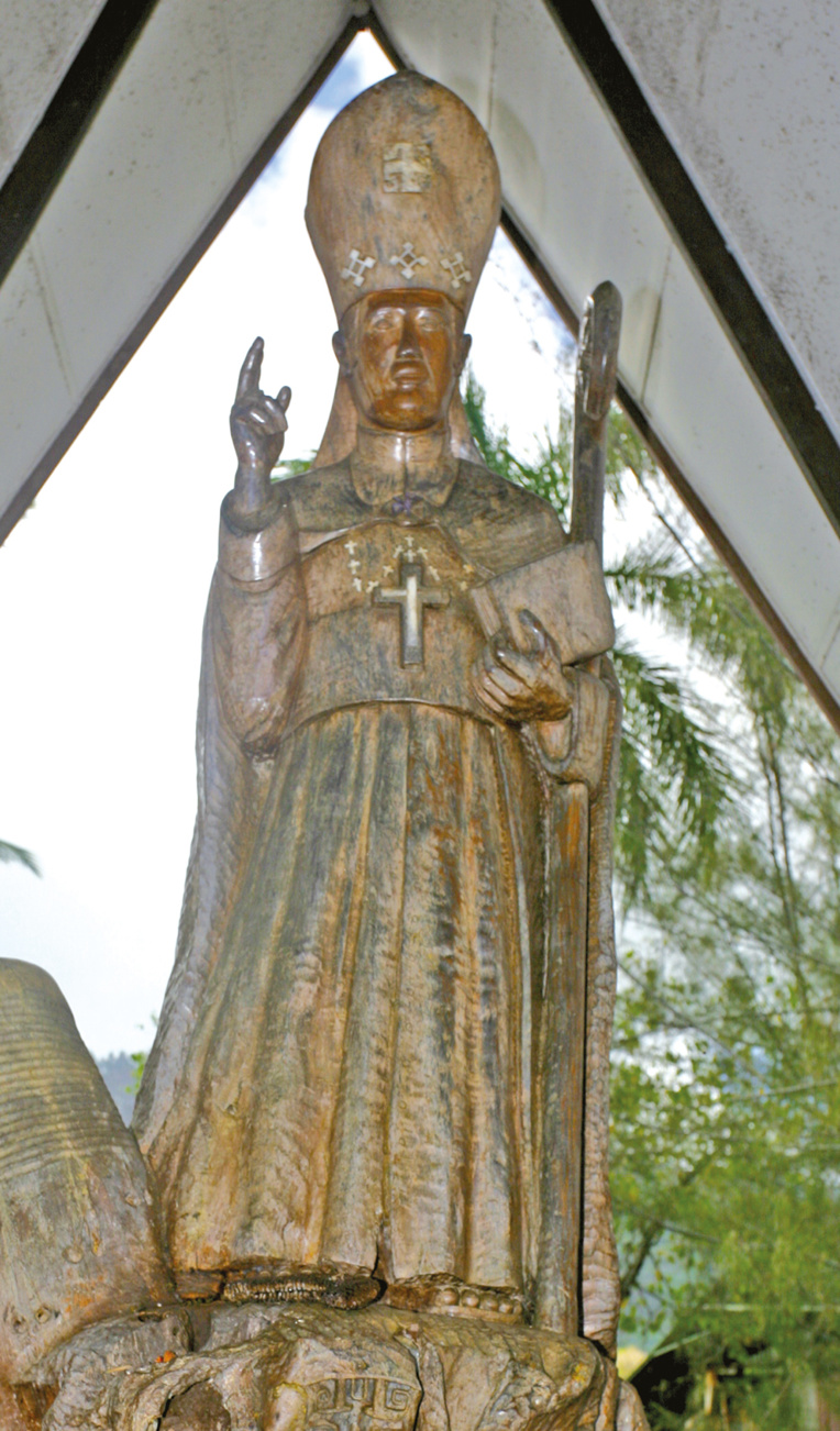 Mgr Dordillon, dont une statue à la cathédrale de Taiohae rappelle son action, fêta avec Bergasse du Petit-Thouars le retour à la paix civile dans l’archipel marquisien.