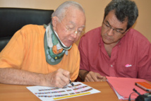 Gaston Flosse et Edouard Fritch penchés sur la nouvelle répartition des élus à l'assemblée.