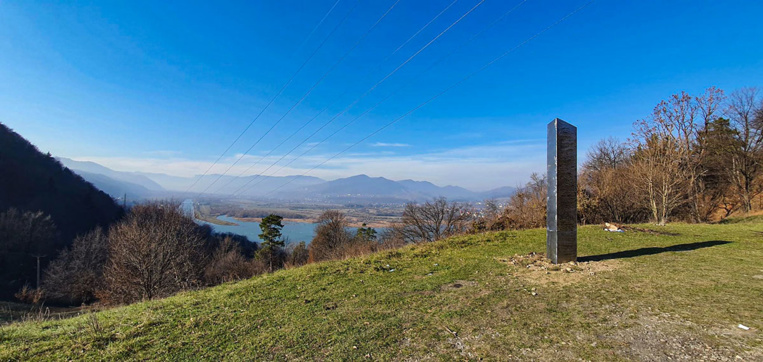 Photo du monolithe découvert fin novembre en Roumanie.