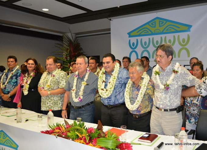 Teva Rohfritsch, entouré de Rony Tumahai et Gaston Tong Sang à la présentation du mouvement a Ti'a Porinetia, le 31 janvier 2013.