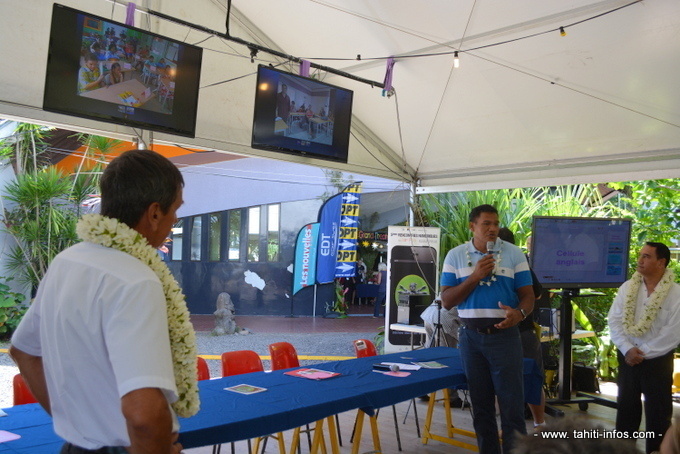 Démonstration de télé enseignement lors de l'ouverture des 5e rencontres numériques avec le Haut-commissaire Jean-Pierre Laflaquière, le vice-président Antony Géros et le ministre de l'éducation Tauhiti Nena.