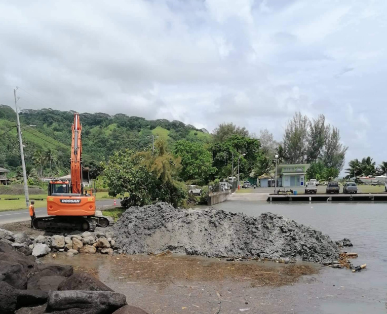 La darse de Faratea en passe d'être désensablée La darse de Faratea en passe d'être désensablée