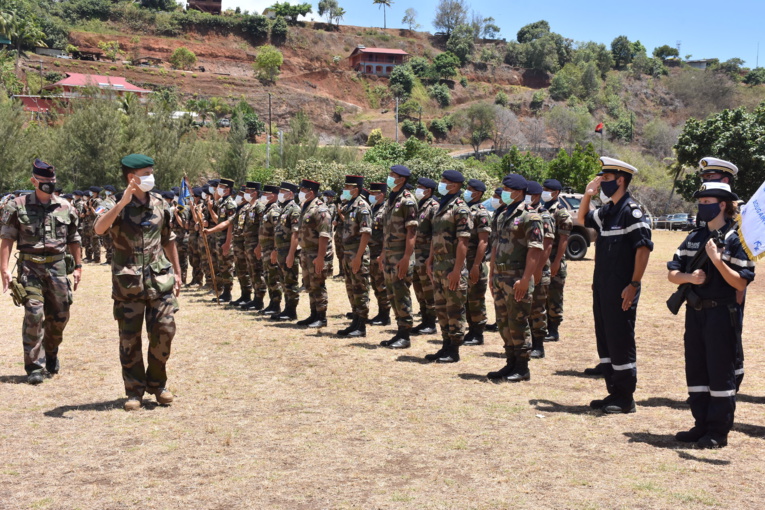 Les troupes passées en revue par le contre-amiral Jean-Mathieu Rey. Les troupes passées en revue par le contre-amiral Jean-Mathieu Rey.