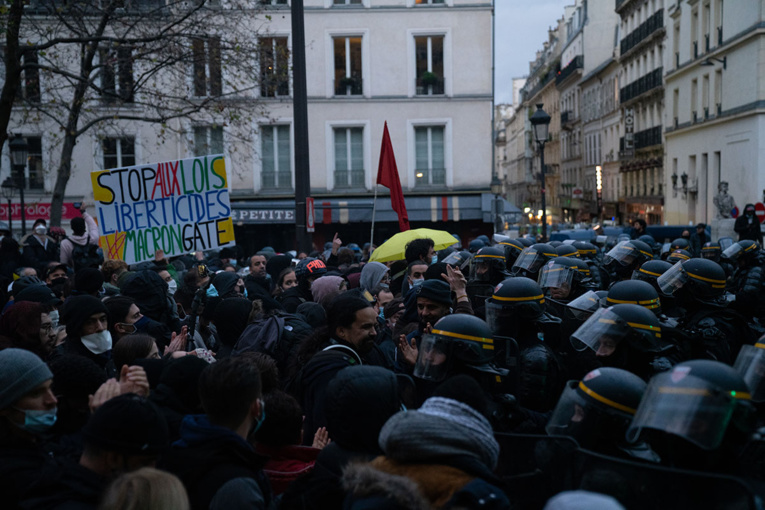 Dans la manifestation parisienne, avec les gendarmes mobiles au cœur de la tactique "anti-casseurs" Dans la manifestation parisienne, avec les gendarmes mobiles au cœur de la tactique "anti-casseurs"
