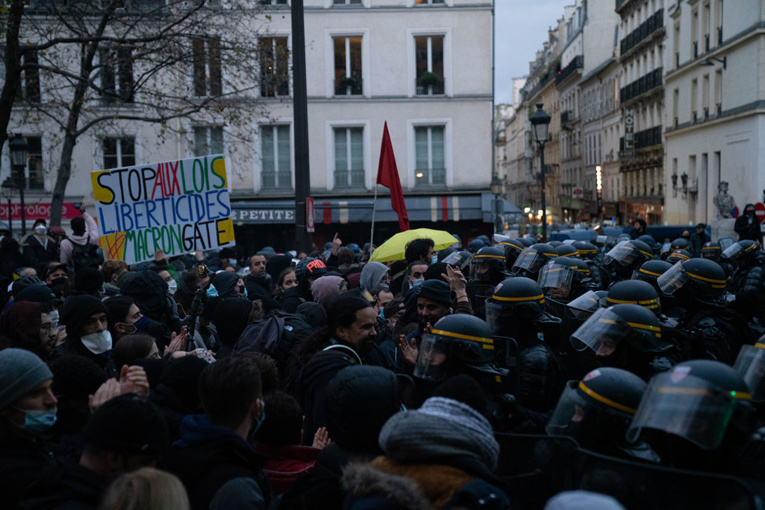 Dans la manifestation parisienne, avec les gendarmes mobiles au cœur de la tactique "anti-casseurs"
