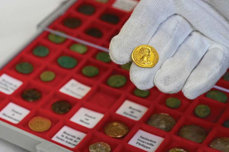 Archéologie: 27.400 pièces "inestimables" saisies chez un mystérieux pilleur de l'Est de la France Archéologie: 27.400 pièces "inestimables" saisies chez un mystérieux pilleur de l'Est de la France