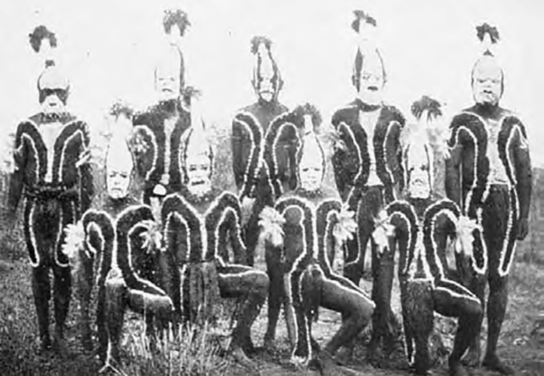 Molonga fut le nom que Johnstone choisit pour baptiser sa maison. Ce mot signifiait “Diable” en langue aborigène et cette vieille photo montre des autochtones en tenue pour pratiquer une cérémonie afin de se protéger de Molonga.