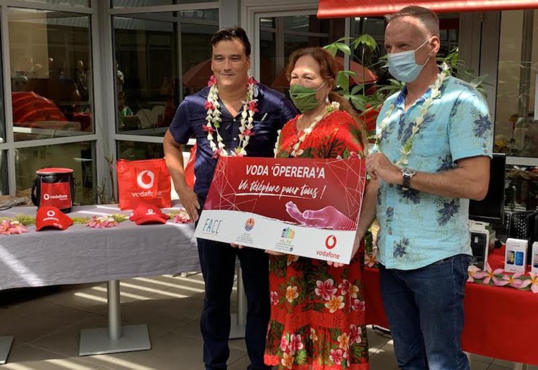 Des ordinateurs et téléphones offerts à Face et aux Affaires sociales Des ordinateurs et téléphones offerts à Face et aux Affaires sociales