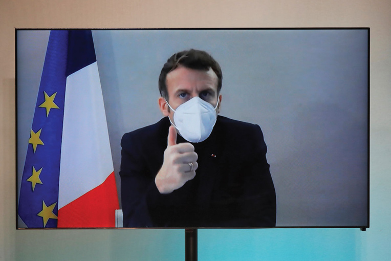 Positif au Covid et très fatigué, Macron travaille à distance Positif au Covid et très fatigué, Macron travaille à distance