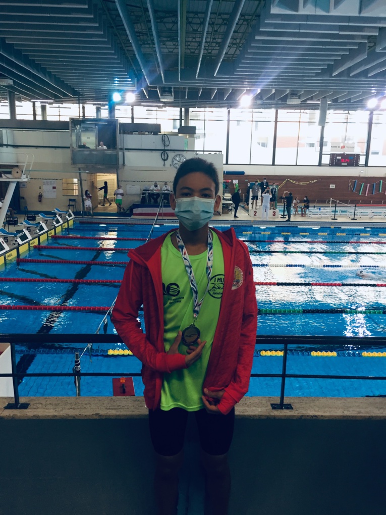 Teherearii Oopa, 12 ans, a été le grand bonhomme de ce week-end toulousain en battant à quatre reprises les meilleures performances nationales de sa catégorie d'âge sur le 50 et 100 m papillon. Teherearii Oopa, 12 ans, a été le grand bonhomme de ce week-end toulousain en battant à quatre reprises les meilleures performances nationales de sa catégorie d'âge sur le 50 et 100 m papillon.