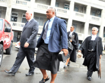 La manager du Fiji times Hank Arts à gauche et le redacteur en chef,  Fred Wesley arrivent au tribunal (photo fiji sun)