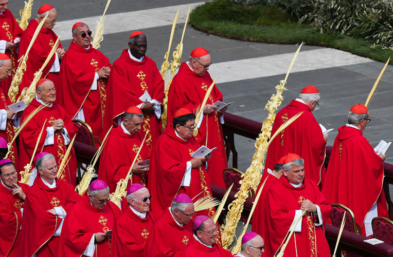 Deux cardinaux dans l'entourage du pape positifs au Covid-19