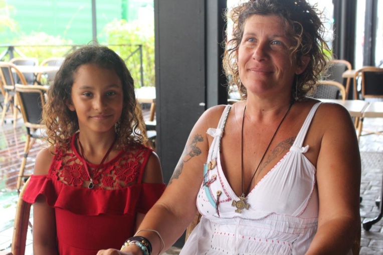 Barbara Hay et sa fille Parvati. Barbara Hay et sa fille Parvati.