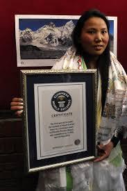 Une Népalaise vainc l'Everest deux fois dans la semaine, un record
