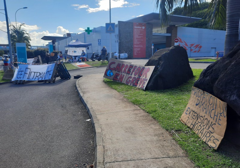 ​Barrages filtrants à l'entrée des Carrefour