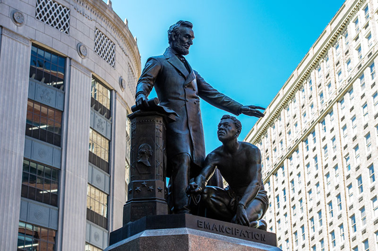 Une statue de Lincoln et d'un esclave à genoux retirée à Boston Une statue de Lincoln et d'un esclave à genoux retirée à Boston
