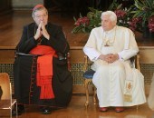Photo d'archives: Georges Pelle aux côtés de Benoît XVI en 2008