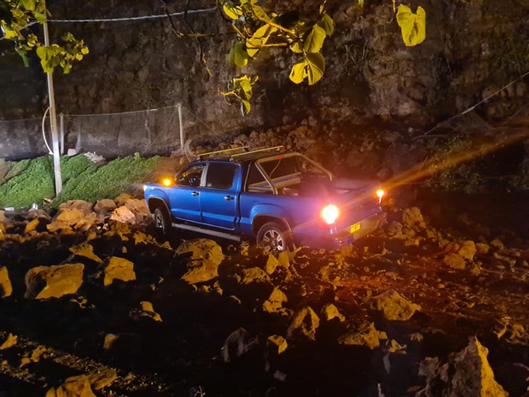 Un 4x4 surpris par l'éboulement d'une paroi rocheuse à Orofara Un 4x4 surpris par l'éboulement d'une paroi rocheuse à Orofara