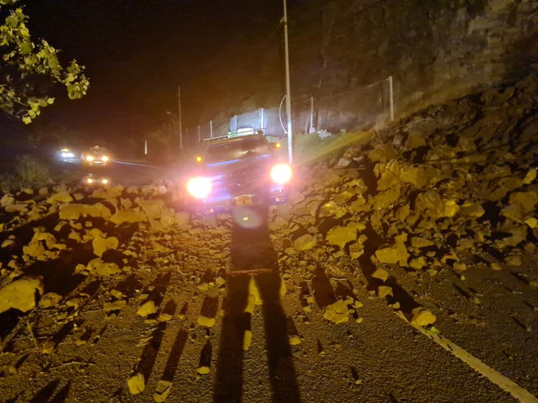 ​Un 4x4 surpris par l'éboulement d'une paroi rocheuse à Orofara