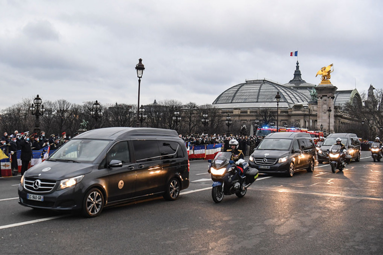 "Ils ont donné ce qu'ils avaient de plus précieux", hommage ému aux soldats français tués au Mali "Ils ont donné ce qu'ils avaient de plus précieux", hommage ému aux soldats français tués au Mali