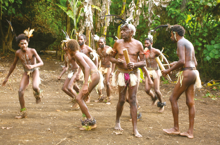Les hommes dansent, augmentant l’intensité du rythme de leurs pas en frappant des bambous qui viennent appuyer les percussions.