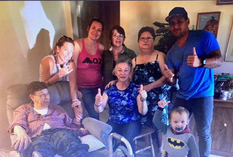 Turner Chapman en compagnie des membres de sa famille tahitienne. Turner Chapman en compagnie des membres de sa famille tahitienne.