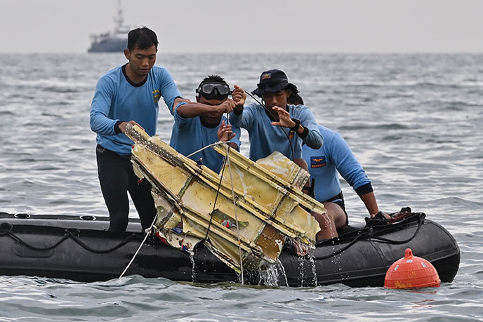 Boeing disparu en Indonésie: des débris et des morceaux de corps retrouvés