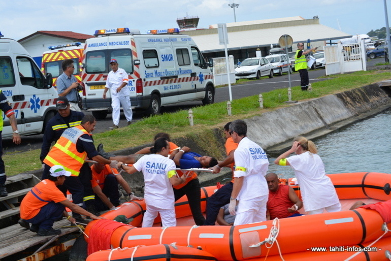 Des victimes du crash aérien, récupérées en chaloupes sont accueuillies à leur arrivée à terre par les secours et les médecins.