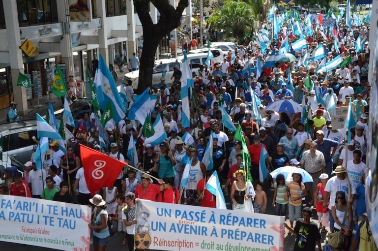 La marche contre le nucléaire et pour la réinscription, organisée par le rassemblement des partis souverainistes UPLD, a mobilisé près de 2.500 manifestants, samedi 9 mars à Papeete, selon les estimations officielles.