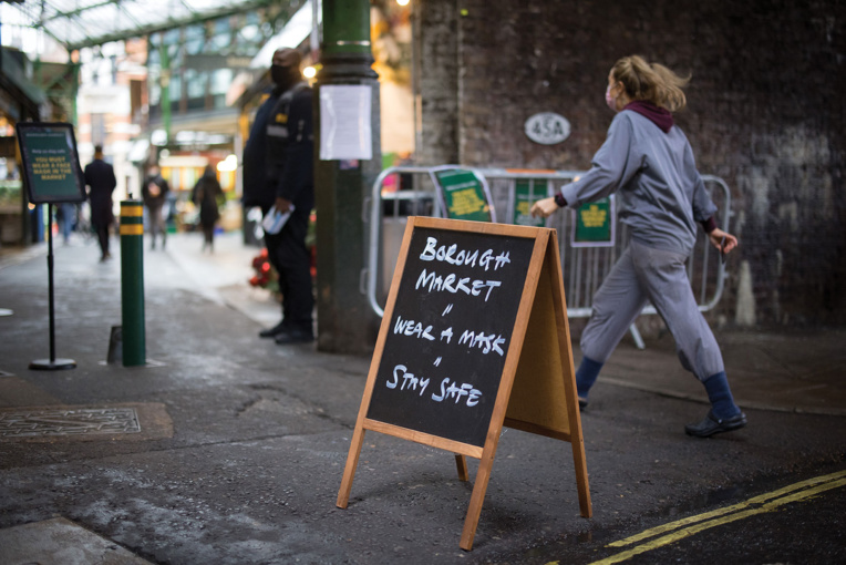 Malgré la virulence de la pandémie, les masques toujours facultatifs dans la rue au Royaume-Uni Malgré la virulence de la pandémie, les masques toujours facultatifs dans la rue au Royaume-Uni