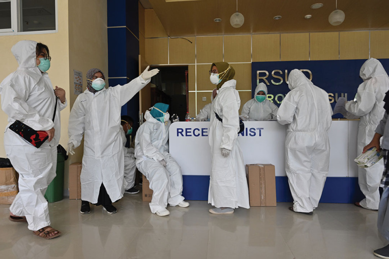 En Indonésie, des soignants épuisés au chevet des blessés du séisme de Célèbes En Indonésie, des soignants épuisés au chevet des blessés du séisme de Célèbes
