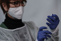 Covid-19: top départ en France pour la vaccination élargie aux plus de 75 ans