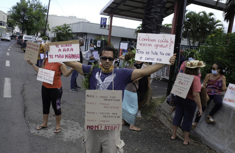 Les antivax s'invitent à l'ouverture des centres de vaccination au fenua Les antivax s'invitent à l'ouverture des centres de vaccination au fenua