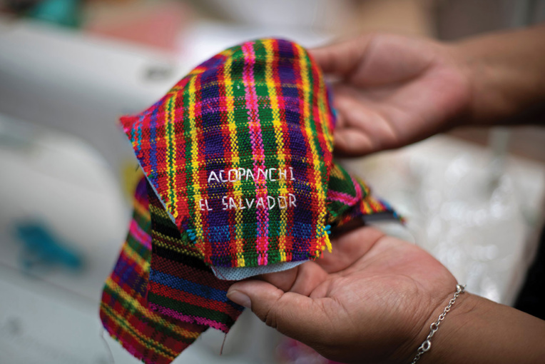 Face au variant britannique, le port de certains masques en tissu déconseillé Face au variant britannique, le port de certains masques en tissu déconseillé