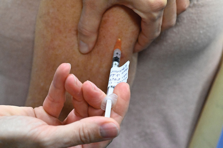Vaccination Covid-19: cinq décès en France de personnes âgées, pas de lien établi avec le vaccin