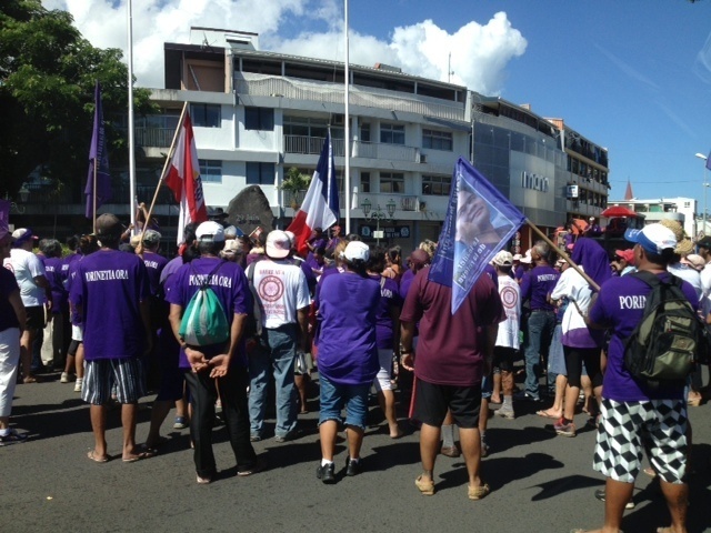Lors de la marche Porinetia Ora : lever des couleurs, rond-point de l'Autonomie, où les manifestants ont pu signifier leur attachement à la République.
