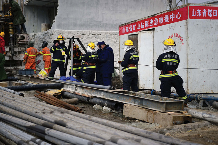 Chine: intenses efforts de forage pour dégager les mineurs coincés