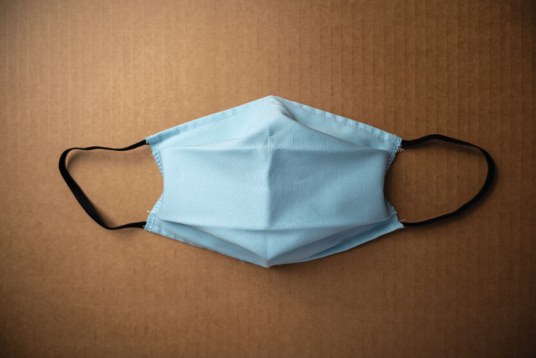 Covid-19: le gouvernement demande "de ne plus utiliser de masque artisanal"