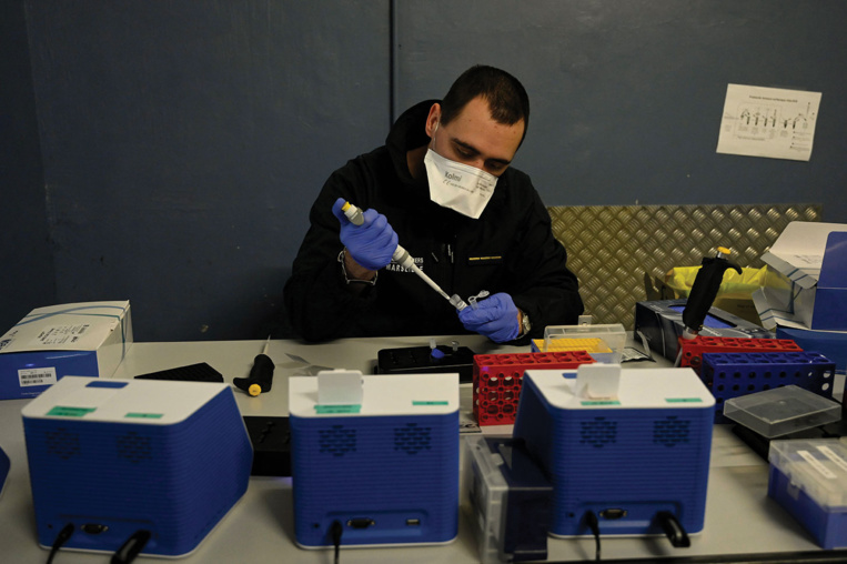 Virus: des tests PCR exigés avant l'arrivée en France pour les voyageurs européens dès dimanche
