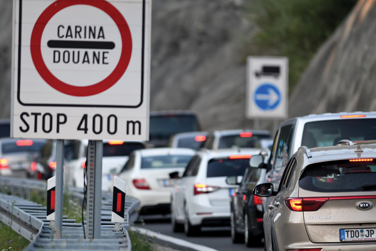 Virus : l'UE appelle à limiter les voyages face à une situation "très grave" Virus : l'UE appelle à limiter les voyages face à une situation "très grave"