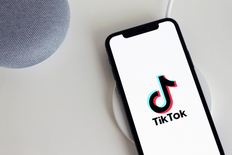 Italie: enquête sur la mort d'une fillette au "jeu du foulard" sur TikTok