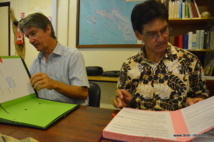 Daniel Herlemme, ministre du Développement des archipels et Didier Chomer, président de Tahiti Fa’ahotu, le 21 mars lors de la signature de la convention de prestation de service.