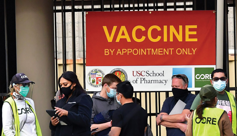 A Los Angeles, des jeunes partent à la "chasse aux vaccins" devant les hôpitaux