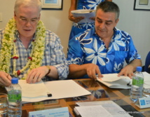 MM. Pim van Ballekom, vice-président de la BEI chargé des opérations dans le Pacifique et Patrice Tépélian, directeur général de la Banque de Tahiti ont signé l’accord de prêt ce vendredi après-midi à Papeete.