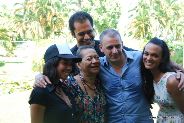 De gauche à droite  Revatua Rossoni, Marau Niuaiti, Manuarii Bonnefin (debout à l’arrière), le producteur Philippe Giangreco et Talia Valenta.