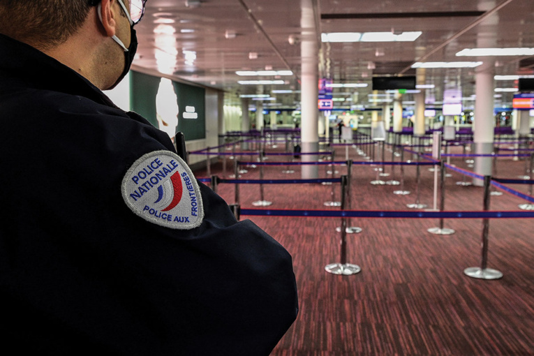 "On croise les doigts": à Roissy, un "motif impérieux" nécessaire pour quitter l'UE
