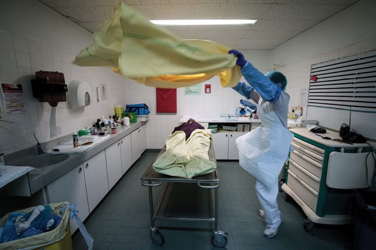 Covid 19: la France sur la ligne de crête Covid 19: la France sur la ligne de crête