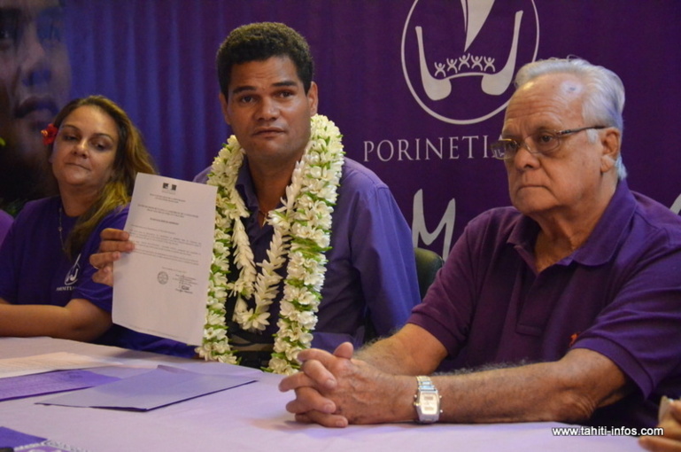 Teiva Manutahi, tête de liste Porinetia Ora, entouré de Christiane Ticchi et Richard Brotherson, colistiers.