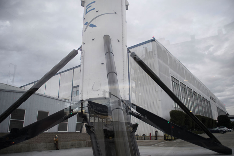 SpaceX vise la fin 2021 pour l'envoi de ses premiers touristes dans l'espace SpaceX vise la fin 2021 pour l'envoi de ses premiers touristes dans l'espace